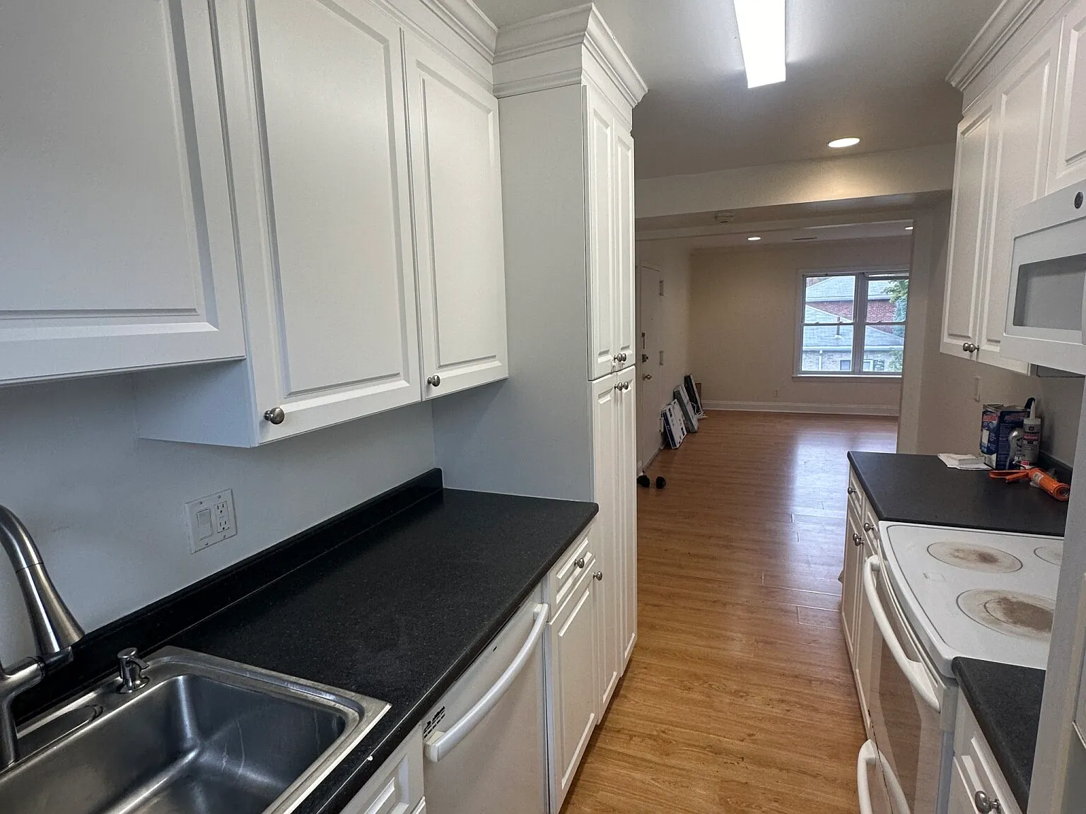 3 bed, 1053 sqft, $3,000 — Photo 3