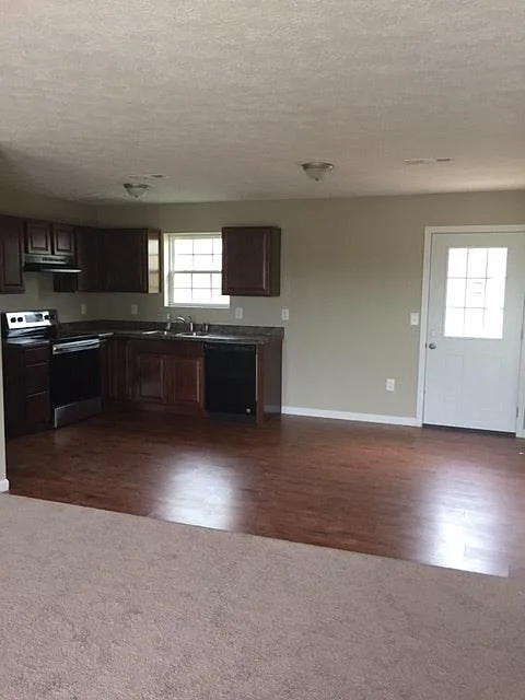 3 bed, 1456 sqft, $2,000 — Photo 3