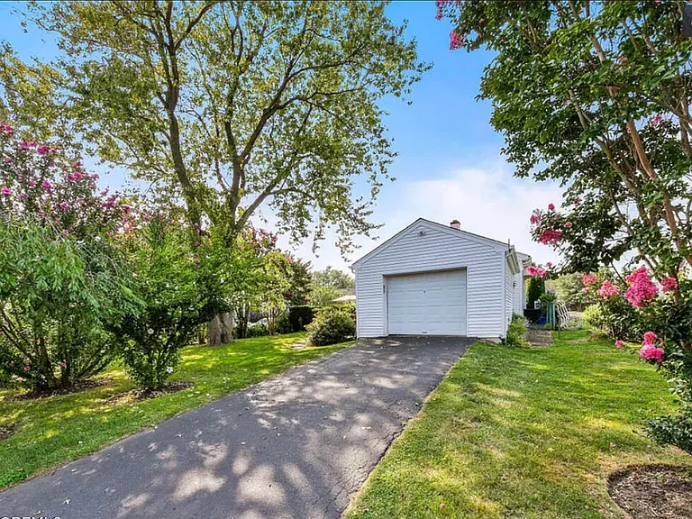 120 Hulick St — Photo 17
