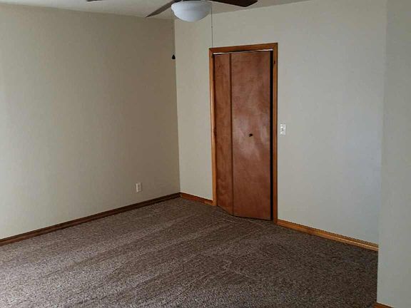 MASTER W/ WALK-IN CLOSET