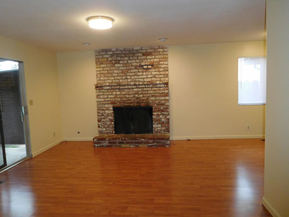 2nd image of 11 Kimberlee Ln