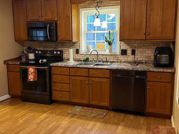 3rd image of 289 Crawford Dr