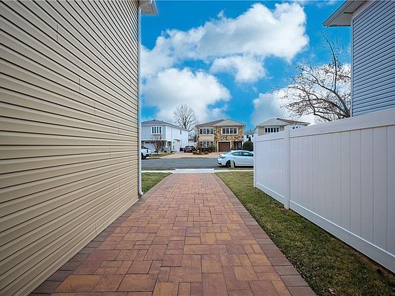 5th image of 151 Dawson Cir