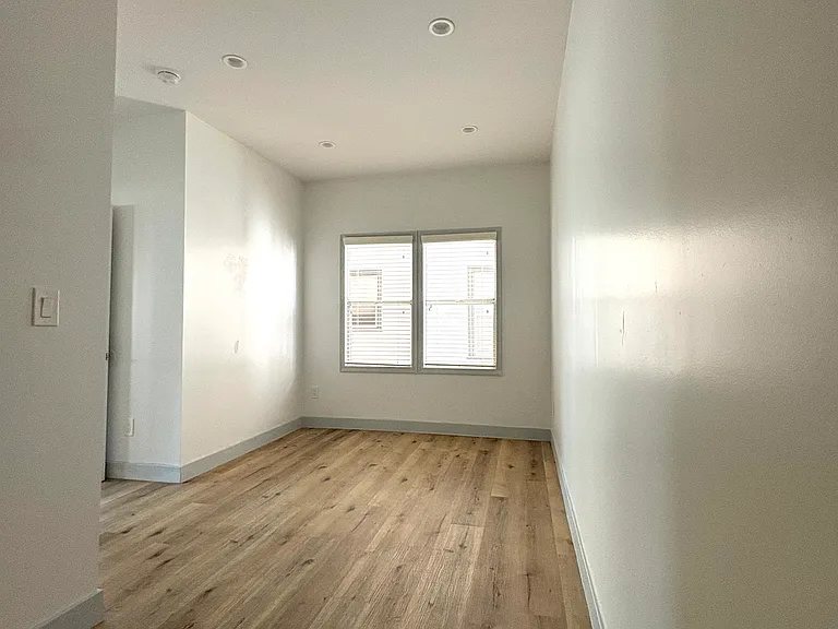 729 Lime Ave #11 — Photo 5