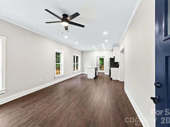 3rd image of 110 Orchard St