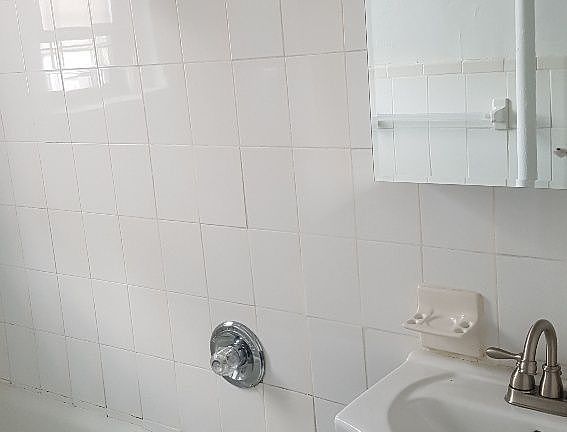 4th image of 25 Tennis Ct APT 2J