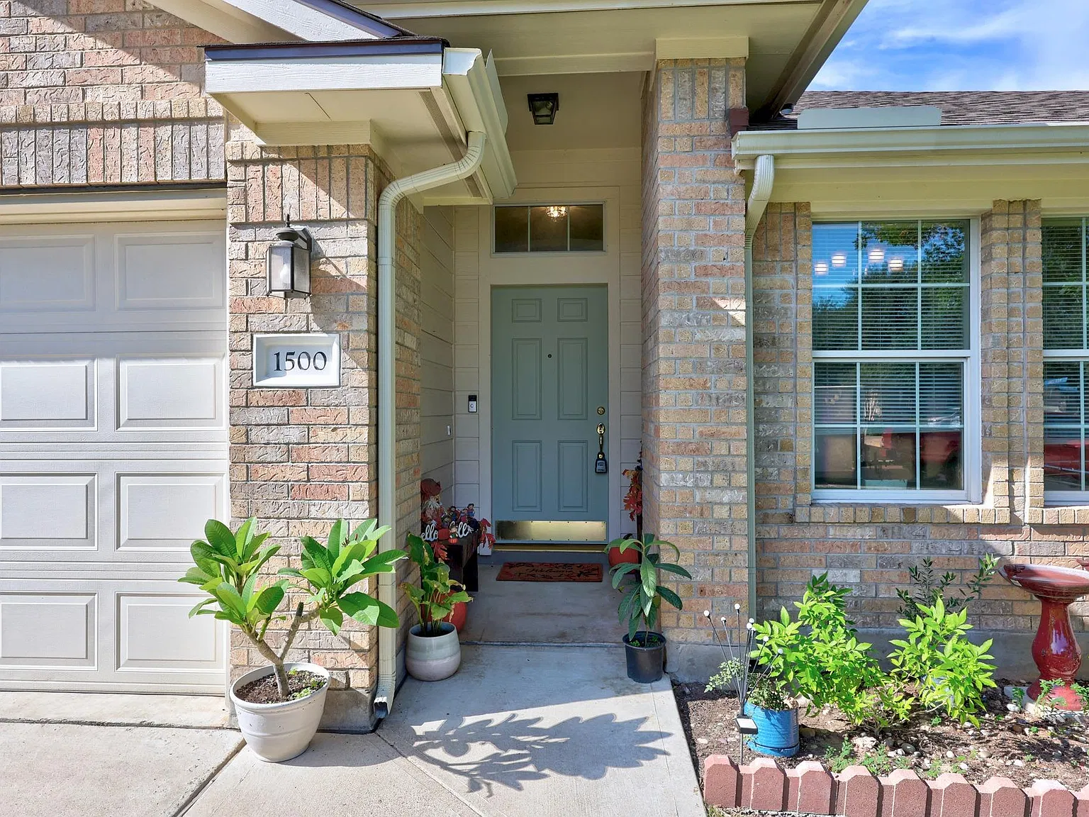 3 bed, 2.0 bath, 1660 sqft, $2,100 — Photo 2
