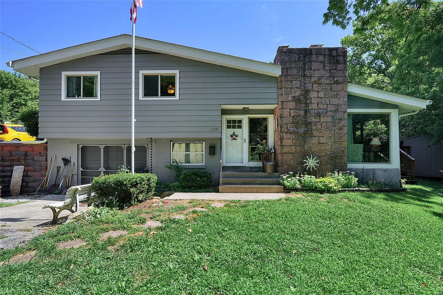 658 Mill St photo 1