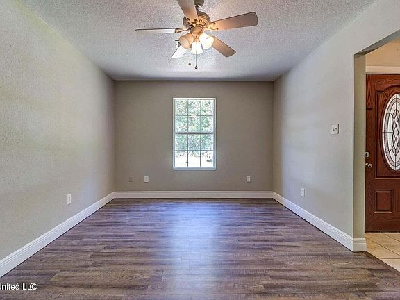 5th image of 1009 Oak St