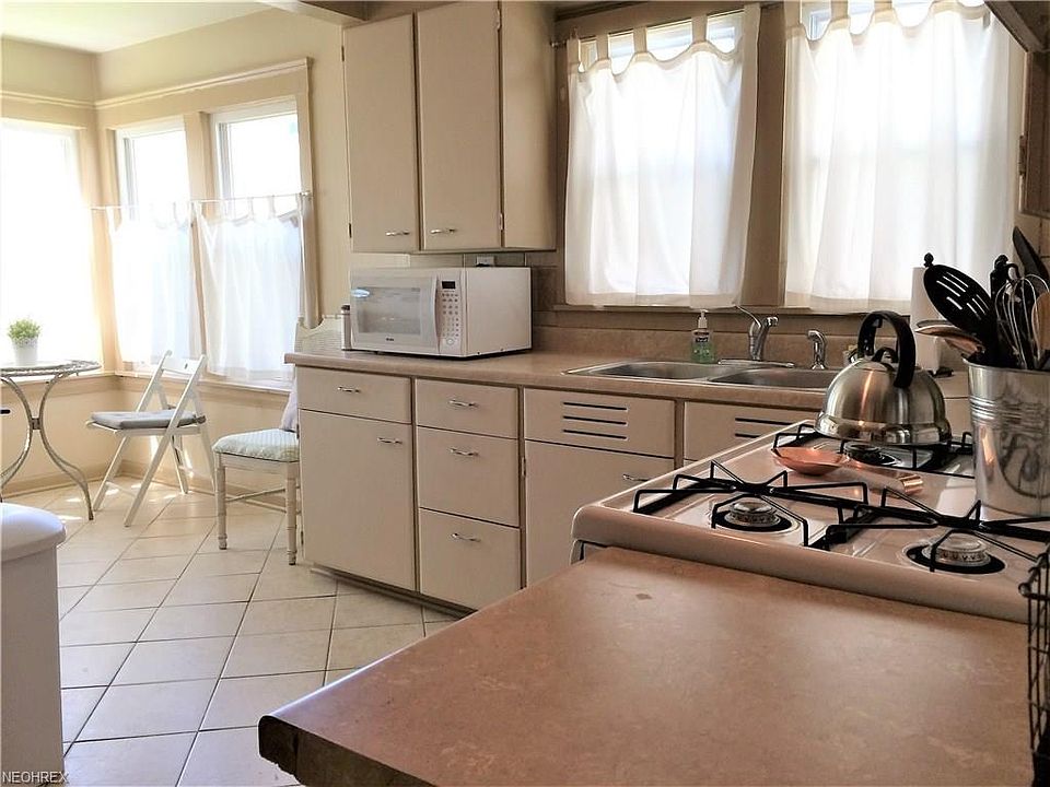 First-floor kitchen & eating area