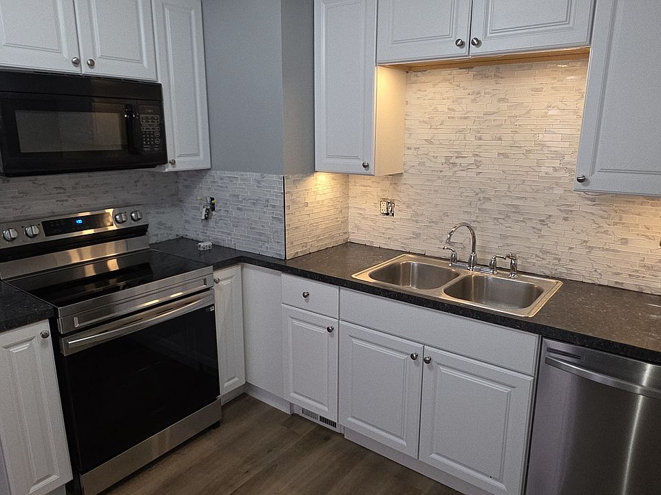 Beautifully updated kitchen complete with all appliances