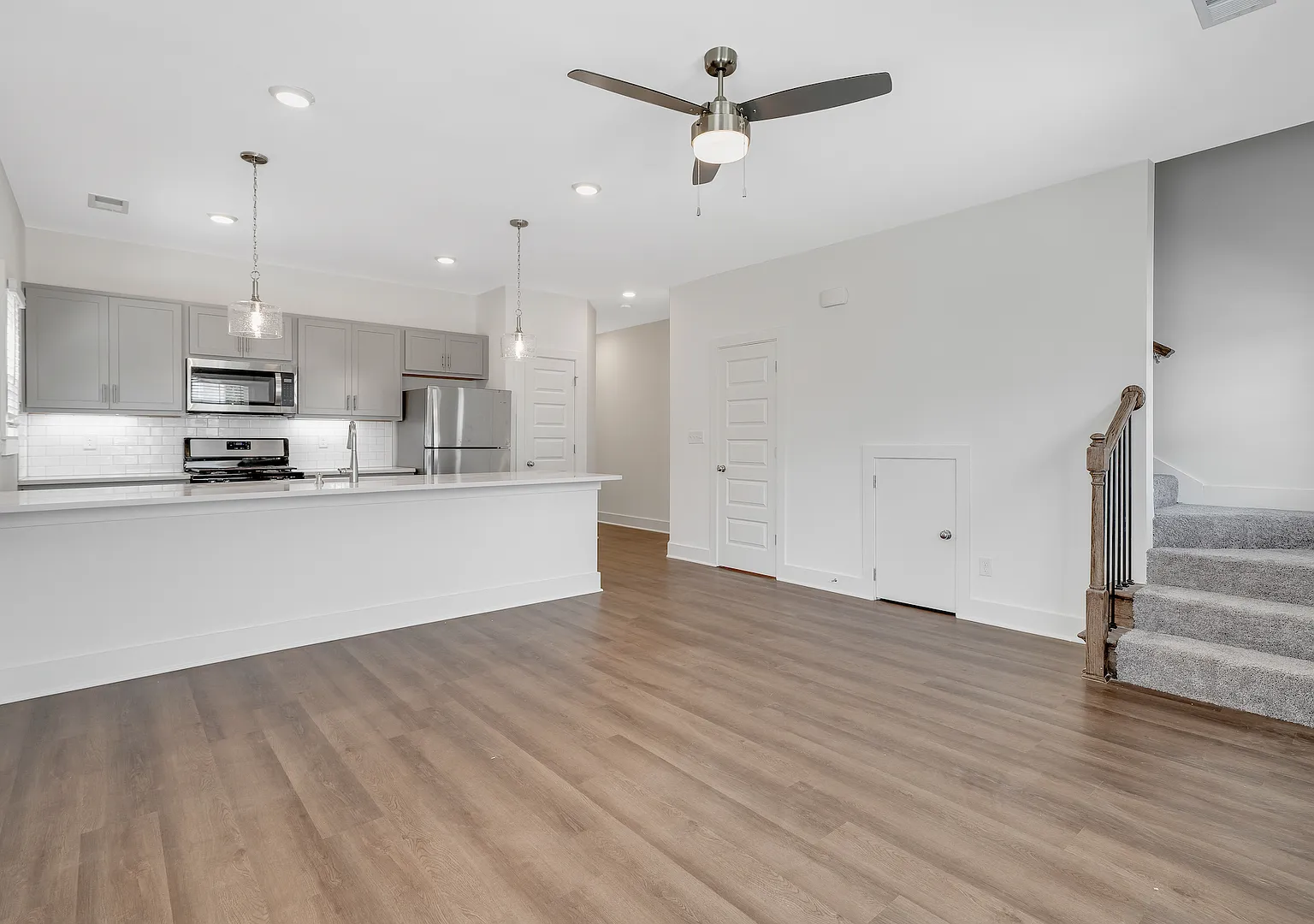 Split plan with bonus office/hobby room! — Photo 2