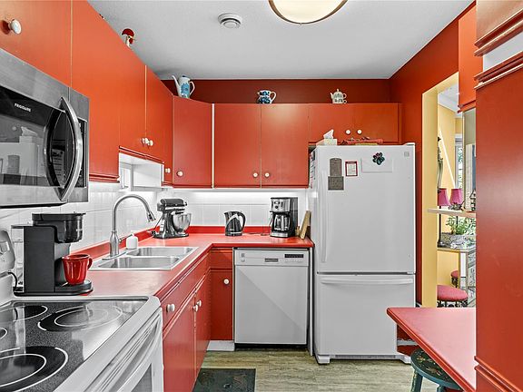 5th image of 450 Bay Ave #24