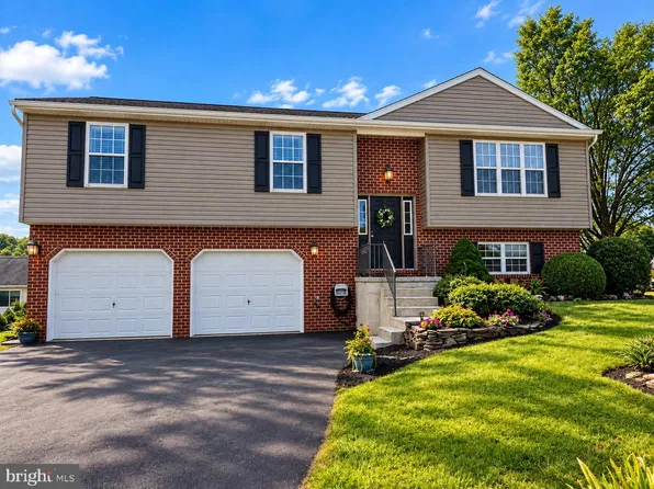 245 Abbey Dr, Mount Wolf, PA 17347