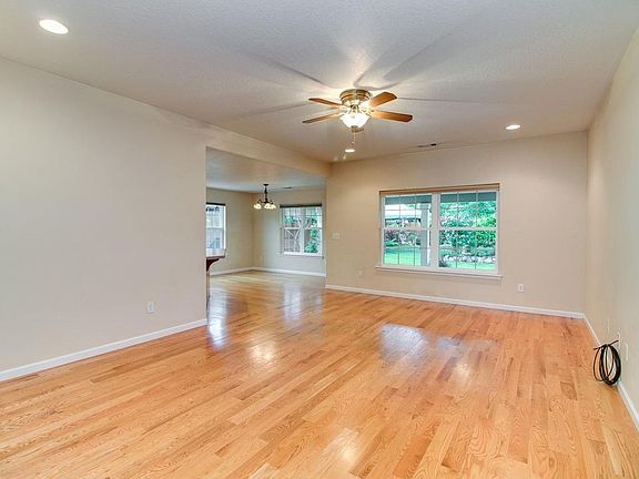 4th image of 2411 Maple Park Dr
