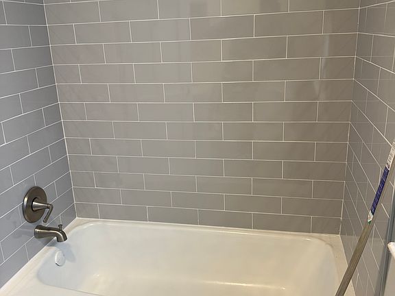 5th image of 131 Eldred Ave