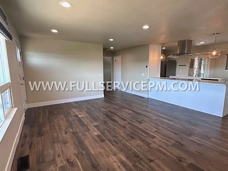 7412 Military Rd S — Photo 7