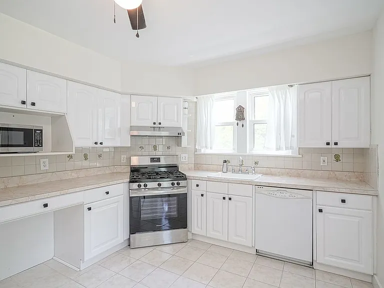 158 Wyoming Ave — Photo 3