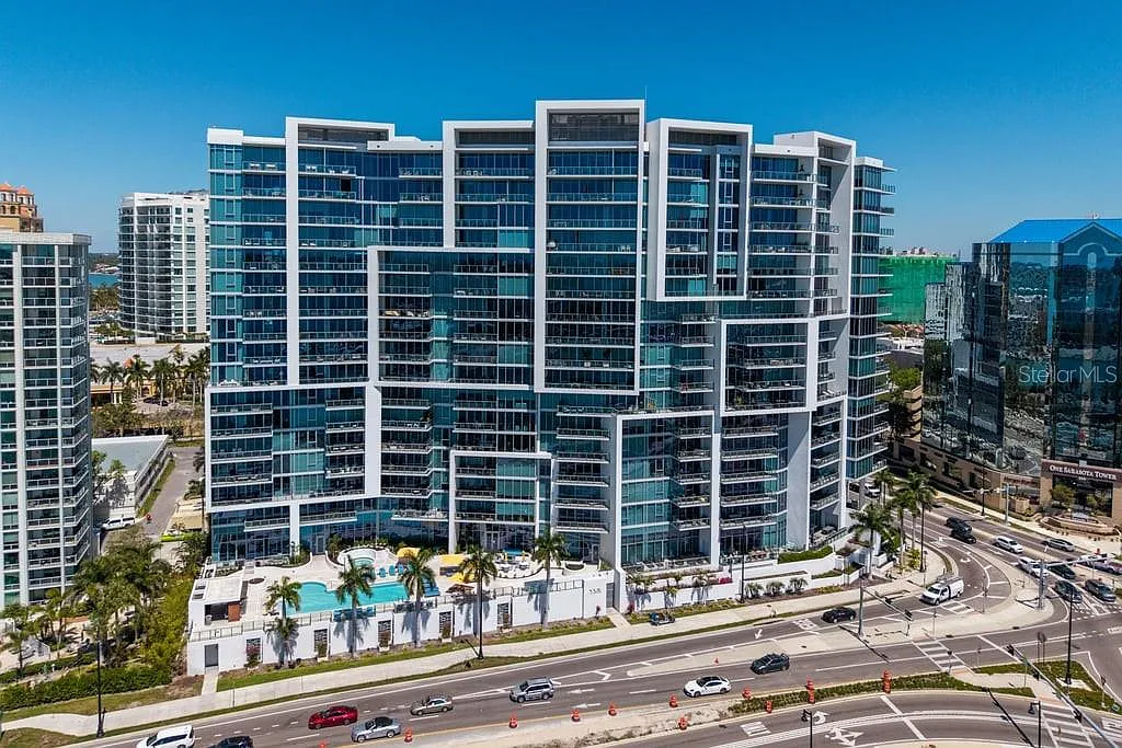2 bed, 2.5 bath, 2040 sqft, $9,000 — Photo 3