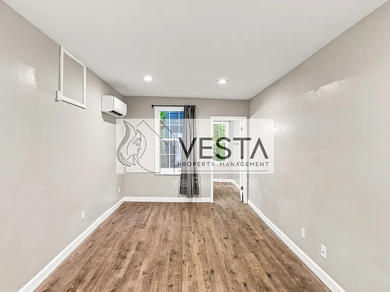 4 Farrwood Ave #8 — Photo 7