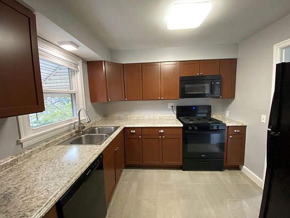 3rd image of 3020 Glenmore Ave #2