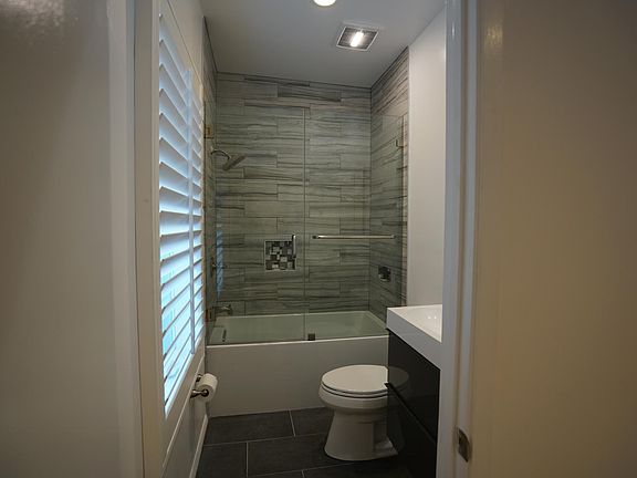 4th image of 1119 N Poinsettia Dr #J