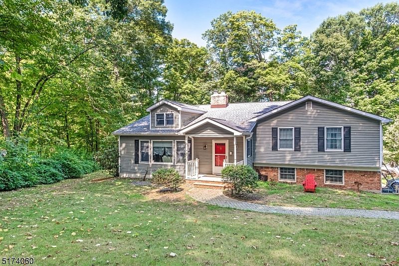 2nd image of 49 Brookwood Rd