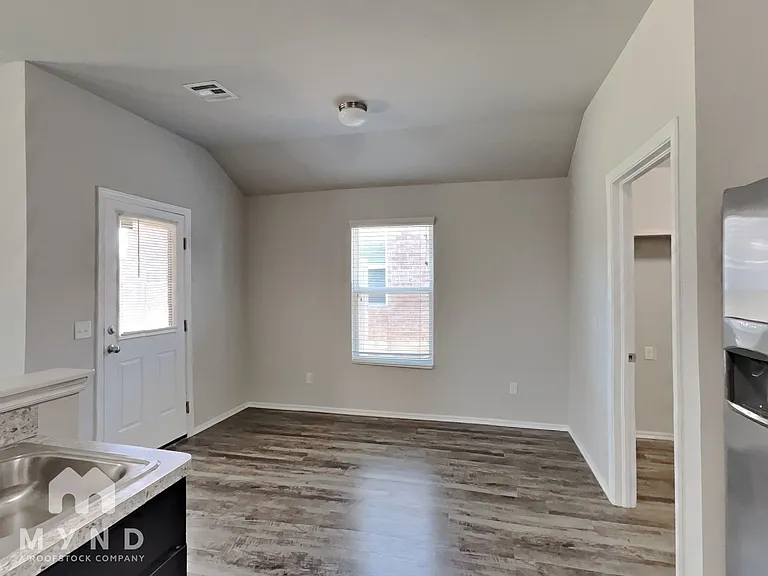 1716 Lanesboro Dr — Photo 4