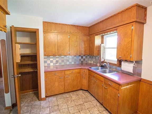 5th image of 805 NW Kabel St