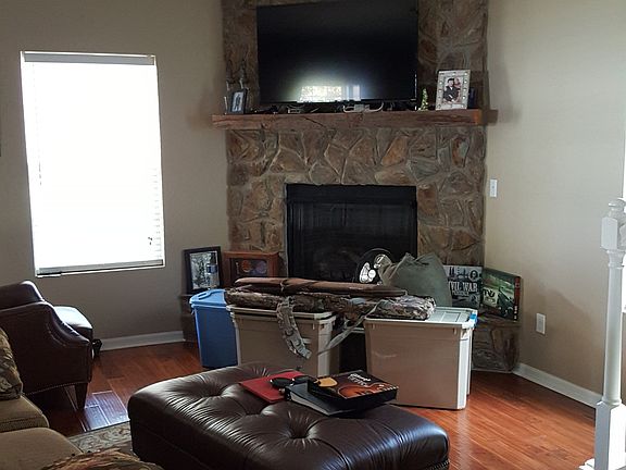 3rd image of 383 SW Memorial Dr