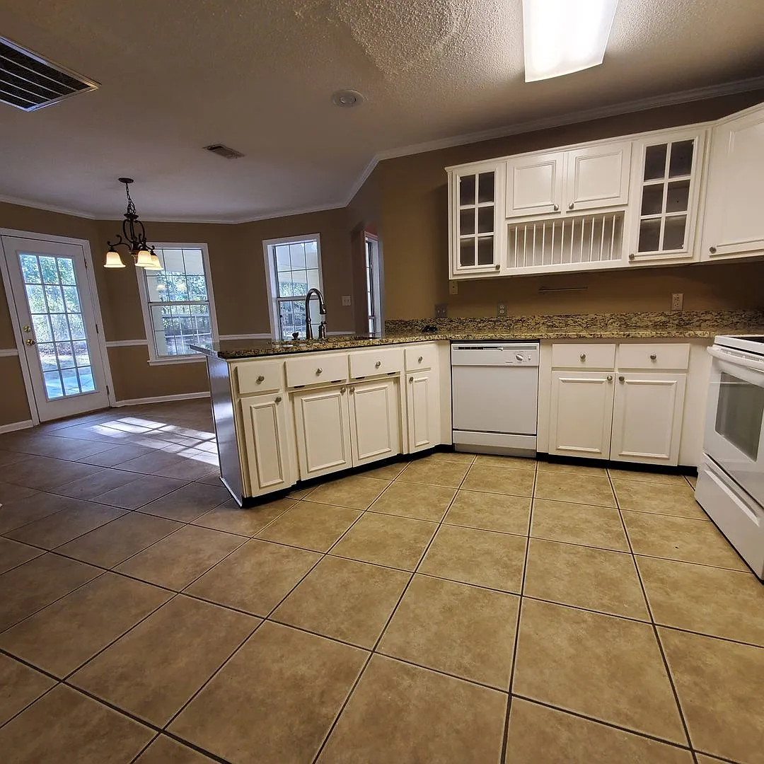 Charming 3-Bedroom Home in Wood Valley Subdivision - Valdosta, GA- Fenced in Back Yard — Photo 4