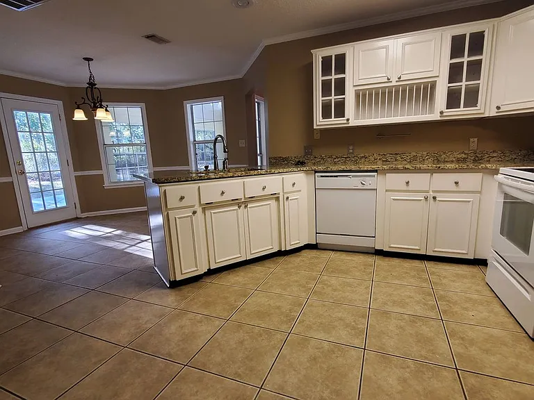 2403 Spring Valley Cir — Photo 4