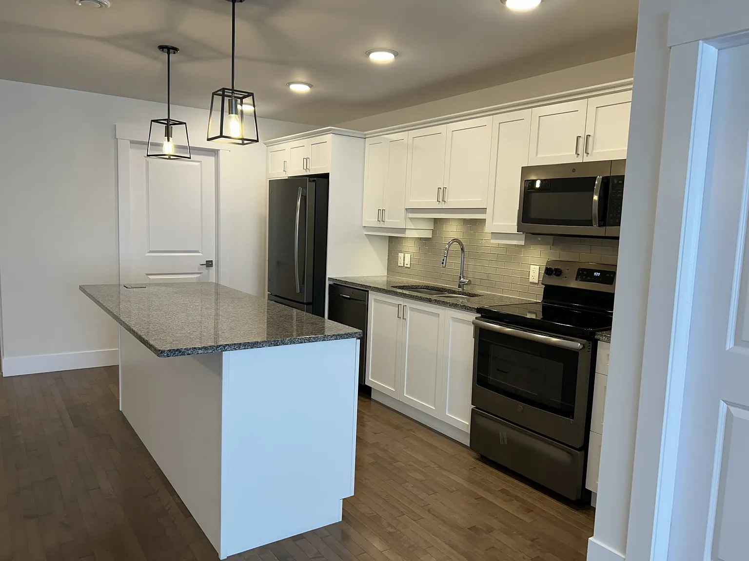 2 bed, 1300 sqft, $1,850 — Photo 3