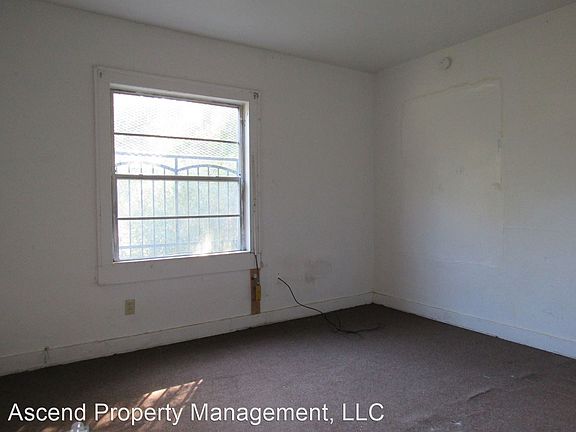 3rd image of 820 W 23rd St