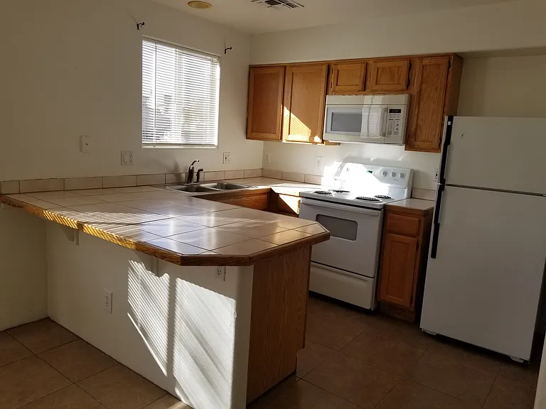 1240 E Mountain View Rd — Photo 15