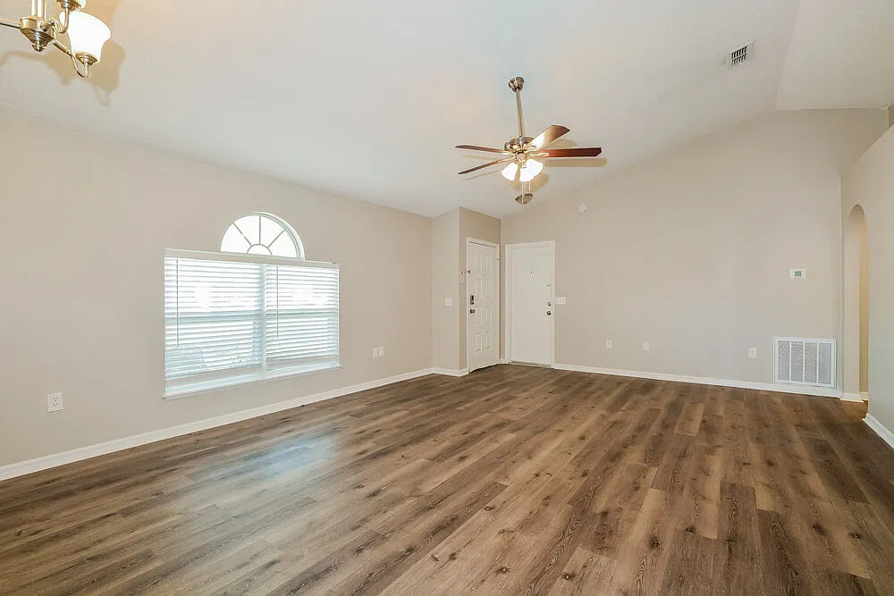 3 bed, 2.0 bath, 1292 sqft, $2,360 — Photo 4