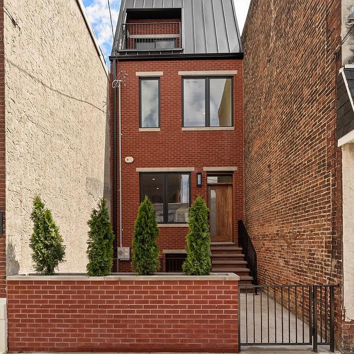 1st image of 2121 E Sergeant St