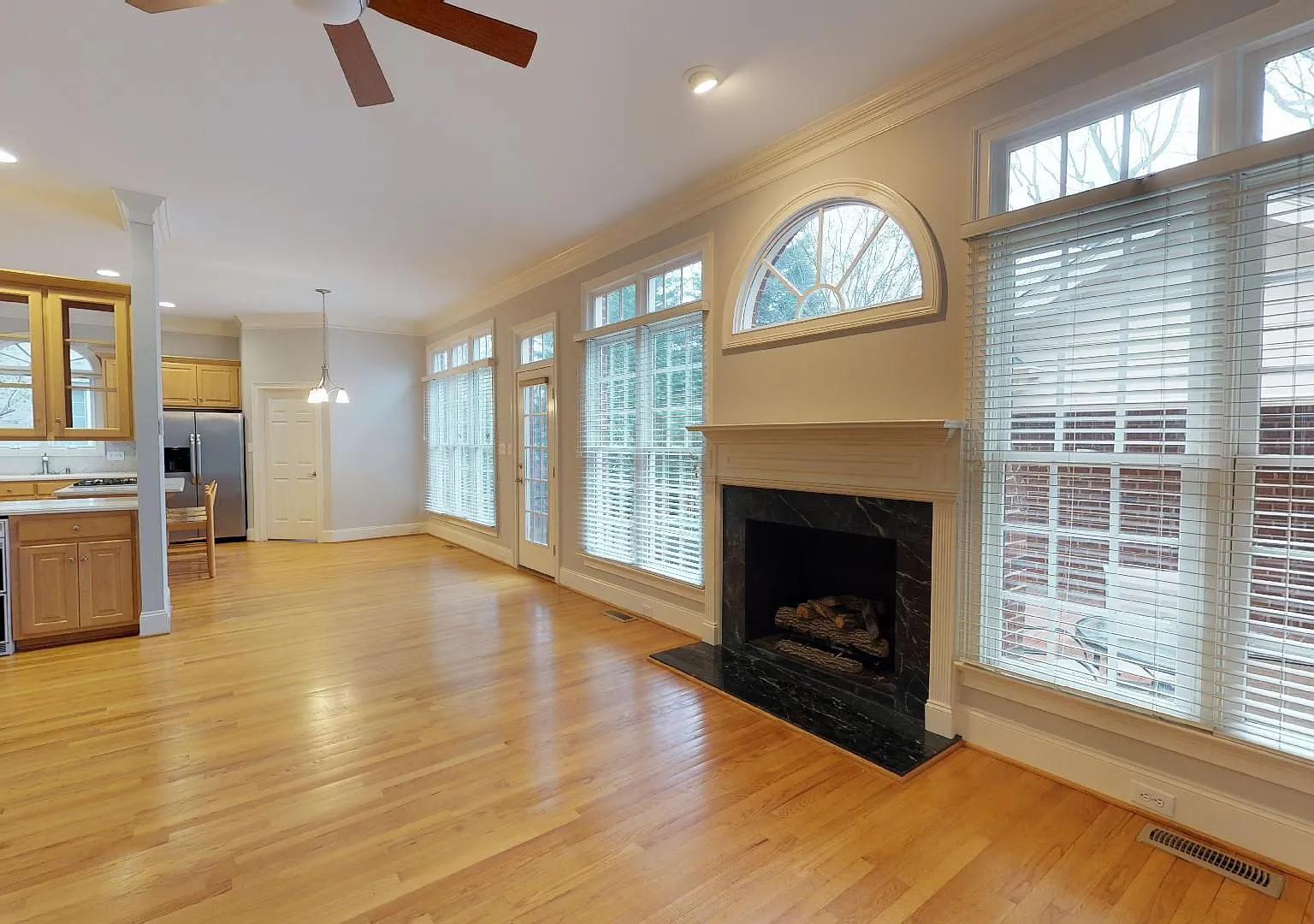 Stunning Brick Home in Cotswold in Quiet cul-de-sac — Photo 2