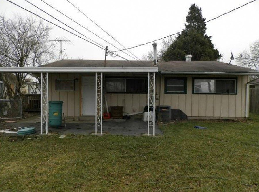 2nd image of 901 Vanderberg Pl