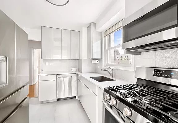 3rd image of 400 E 77th St APT 10E