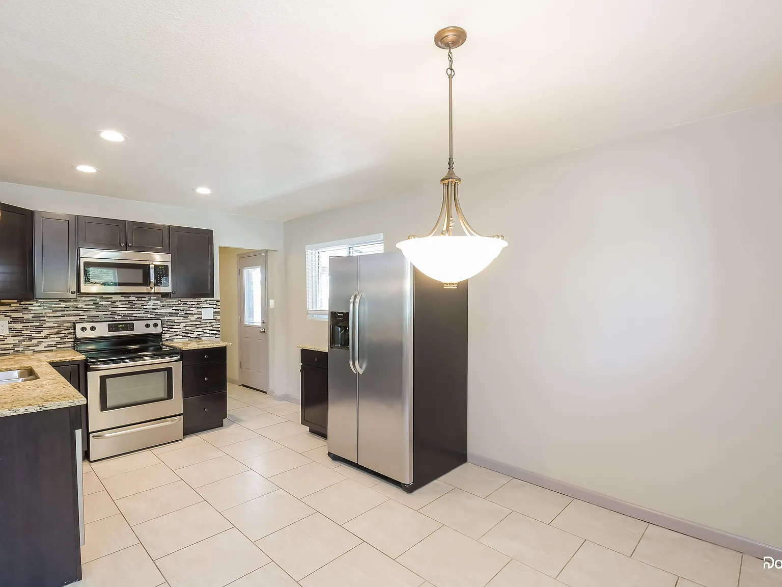 3 bed, 2.0 bath, 1176 sqft, $2,545 — Photo 4