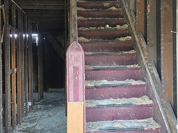 4th image of 220 Lewis St