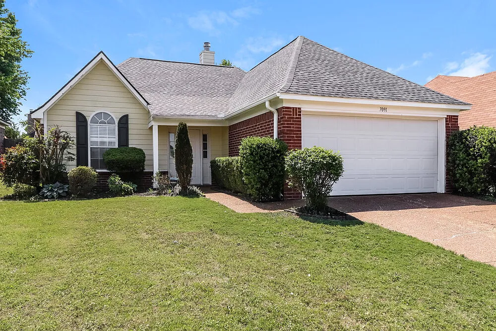 3 bed, 2.0 bath, 1328 sqft, $1,755 — Photo 3
