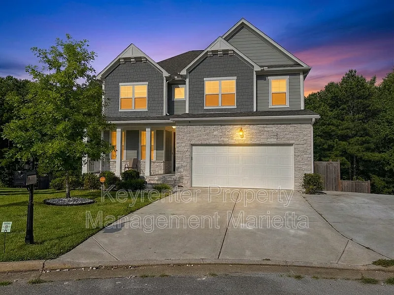 4 bed, 4.0 bath, 2527 sqft, $2,800 — Photo 1