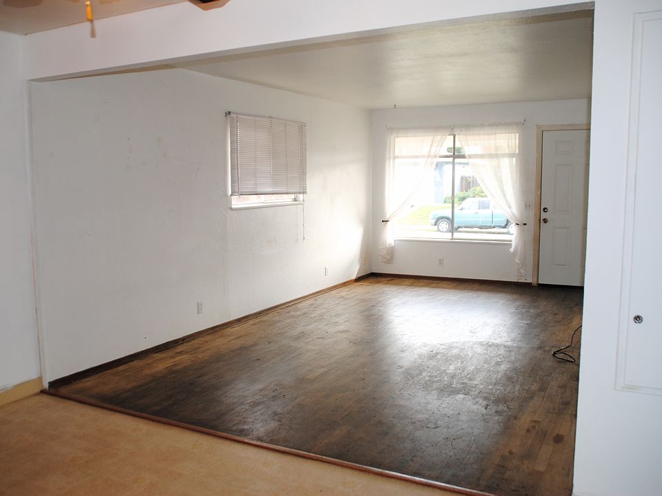 1st image of 9 Cottage Dr