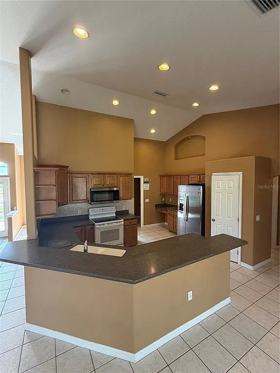 3 bed, 2.0 bath, 2076 sqft, $2,200 — Photo 2
