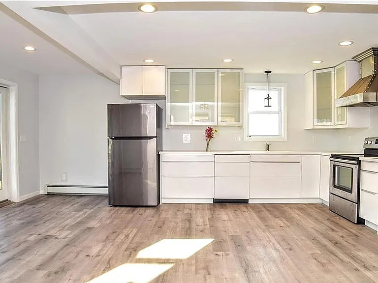 118 Webb Ave — Photo 8