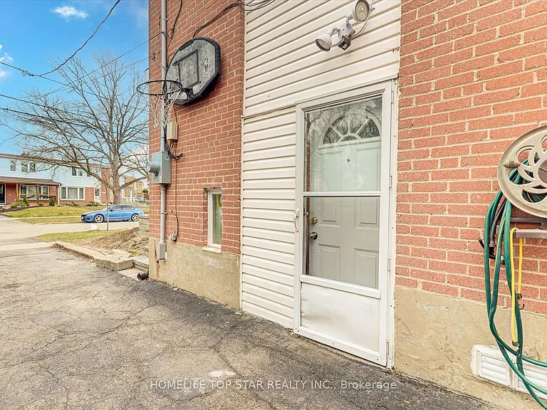 50 Chestnut Cres — Photo 23