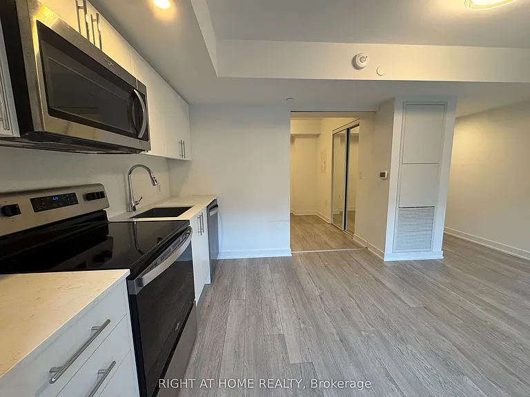 3 Strathgowan Ave #326 — Photo 5