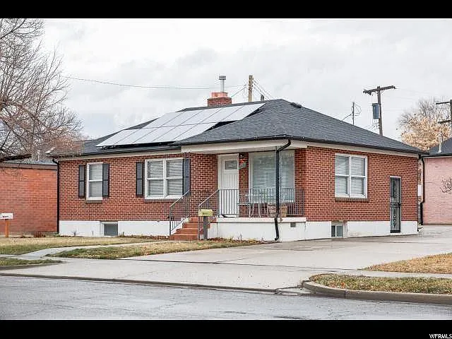 Note Solar Panels which keep the power bill lower than normal.